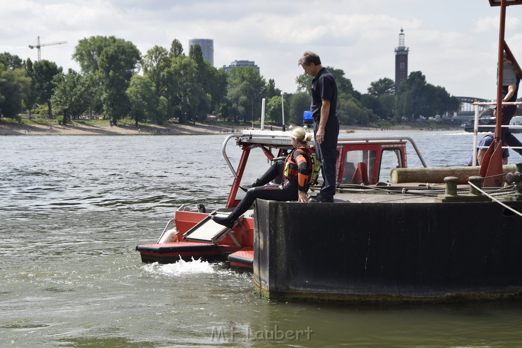 Uebung BF Taucher und Presse Koeln Zoobruecke Rhein P227.JPG - Miklos Laubert